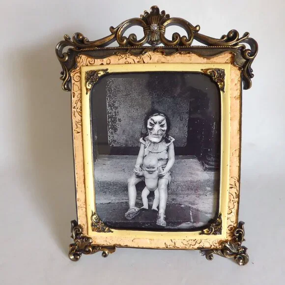 NEW 15" HALLOWEEN CREEPY WITCH GIRL HOLDING DOLL SCARY FRAME EASEL BACK ODDITY - Picture 3 of 11